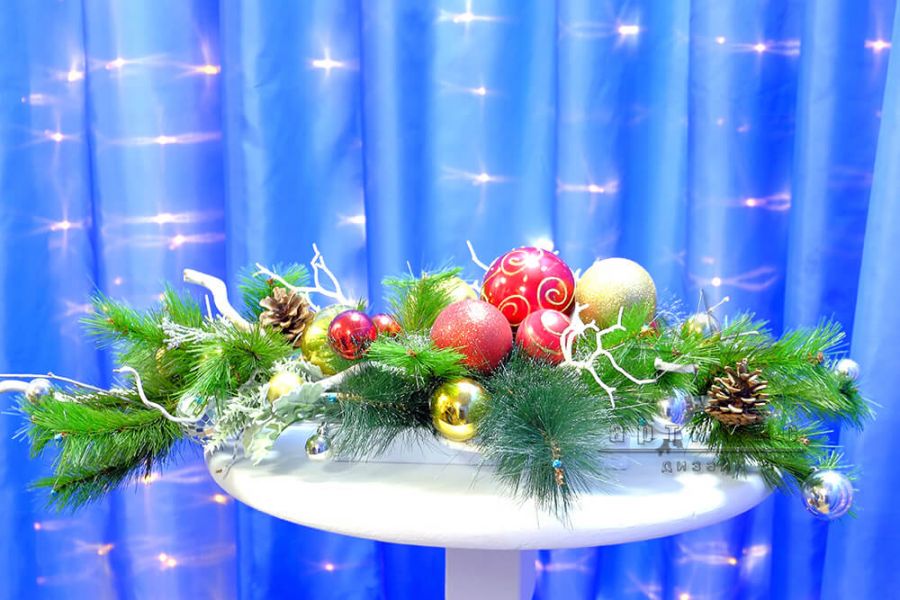 Новогодняя настольная композиция из еловых веток и новогодних шаров в аренду