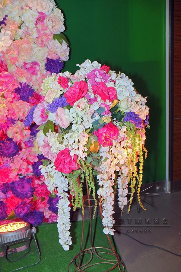 Фотозона из цветов в аренду