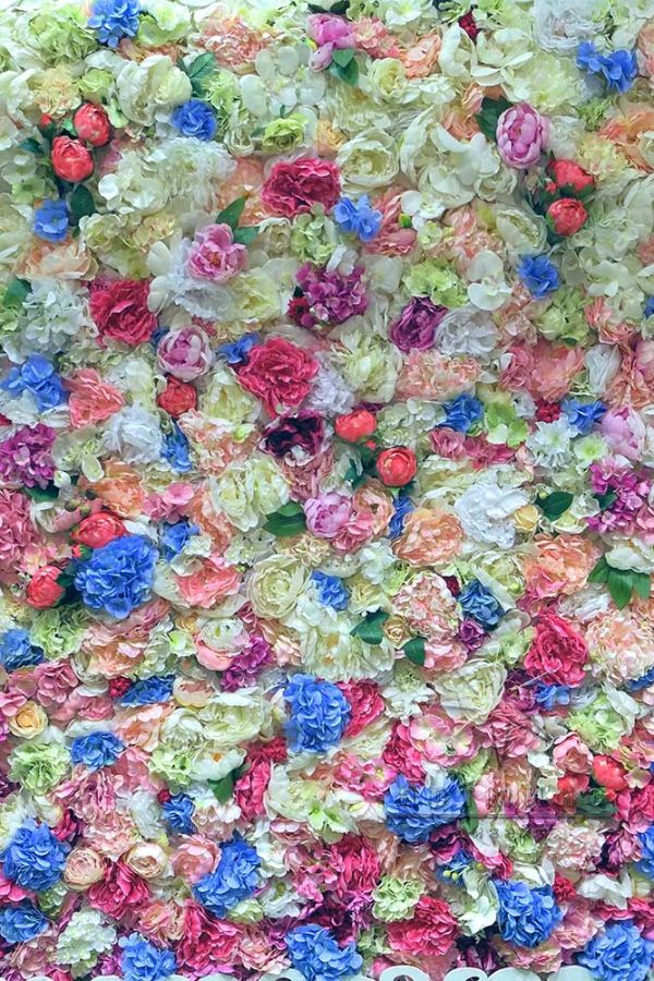 Фотозона из цветов в ажурной арки