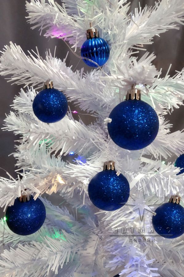 Белоснежные ёлочки в аренду (новогодние шары синие, белые, красные, золотые)