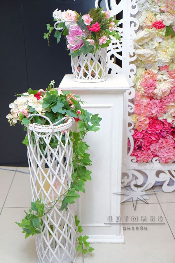 Фотозона из цветов в ажурной раме с колонами-кашпо