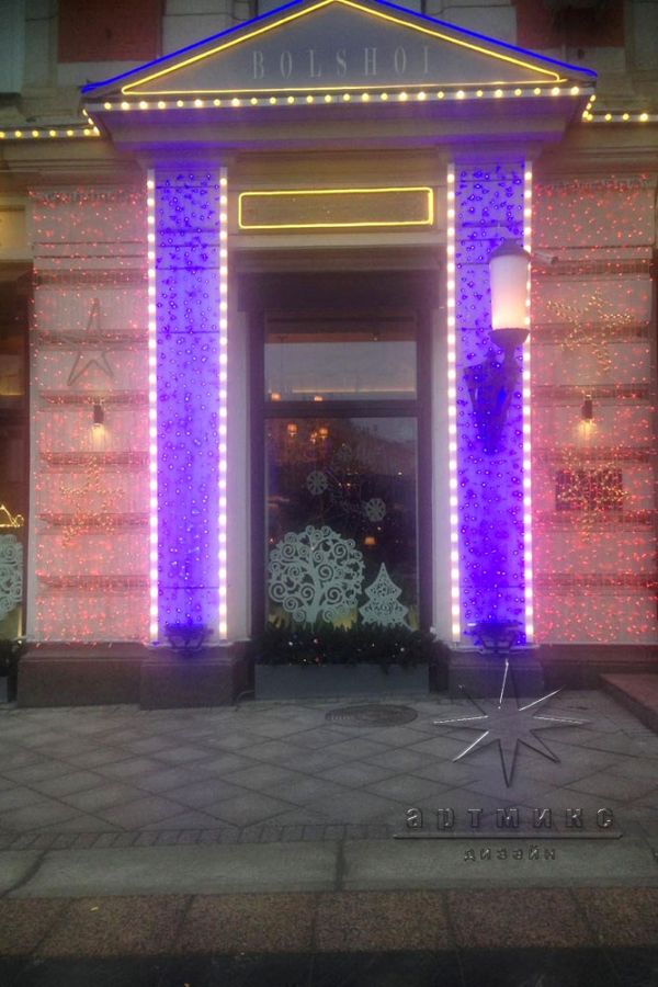 Новогоднее оформление витрины в Московском ресторане