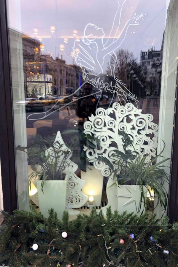 Новогоднее оформление витрины в Московском ресторане