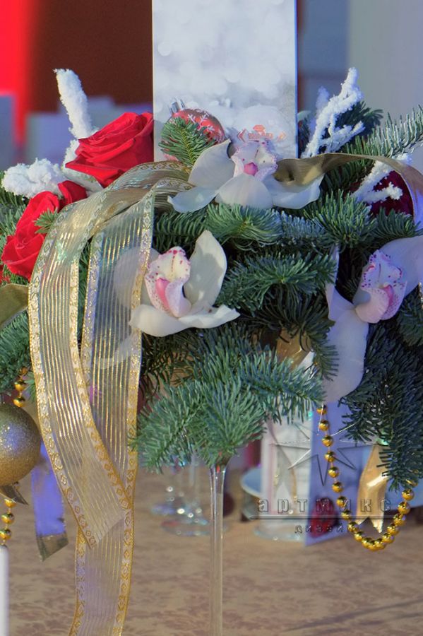 Рождественские композиции в вазе мартинка с гостевыми рассадочными карточками