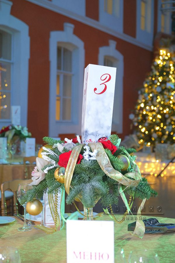 Рождественские композиции в вазе мартинка с гостевыми рассадочными карточками