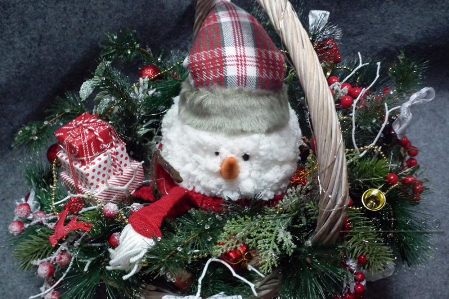 Новогодняя композиция - сувенир "Снеговик в корзине"