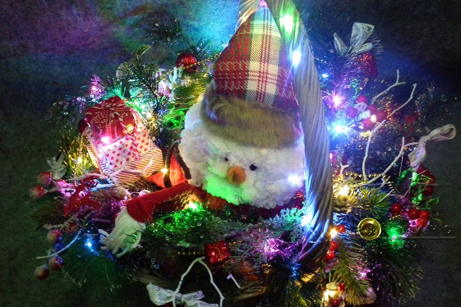 Новогодняя композиция - сувенир "Снеговик в корзине"