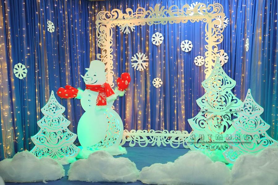 Фотозона со снеговиком, ёлочками и ажурной рамой