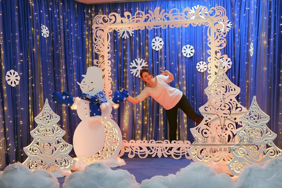 Фотозона "Снеговик с синими варежками и шарфом"