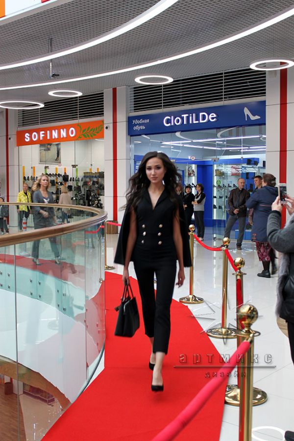 Оформление площадки для Fashion show от магазинов ТК "Парнас Сити"