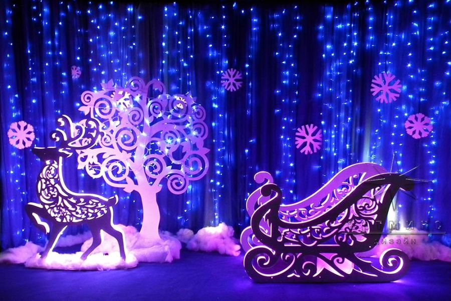 Оформление 3D фотозоны с Оленем, Санями и белоснежным Деревом на фоне синего текстиля со снежинками