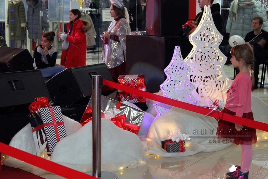 Новогоднее оформление сцены для грандиозного праздника "ВСТРЕЧАЙ ЗИМУ" в ТЦ Парнас Сити