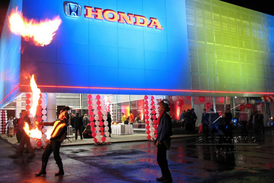 Вход, зал и сцена оформлены шарами, тканями и баннерами в стиле компании "Хонда"