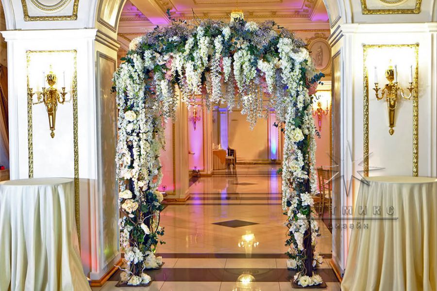 Аренда арки с цветами для фото сессии