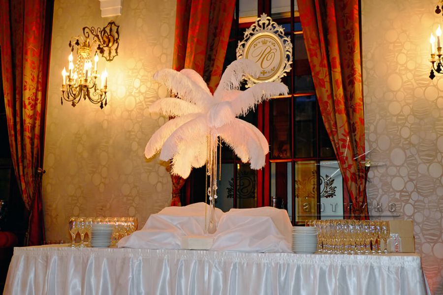 Оформление зала на день рождения живыми цветами, страусиными перьями