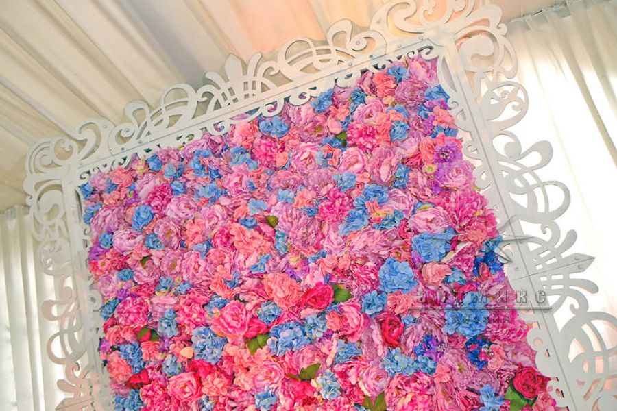 Фотозона из цветов в ажурной арки