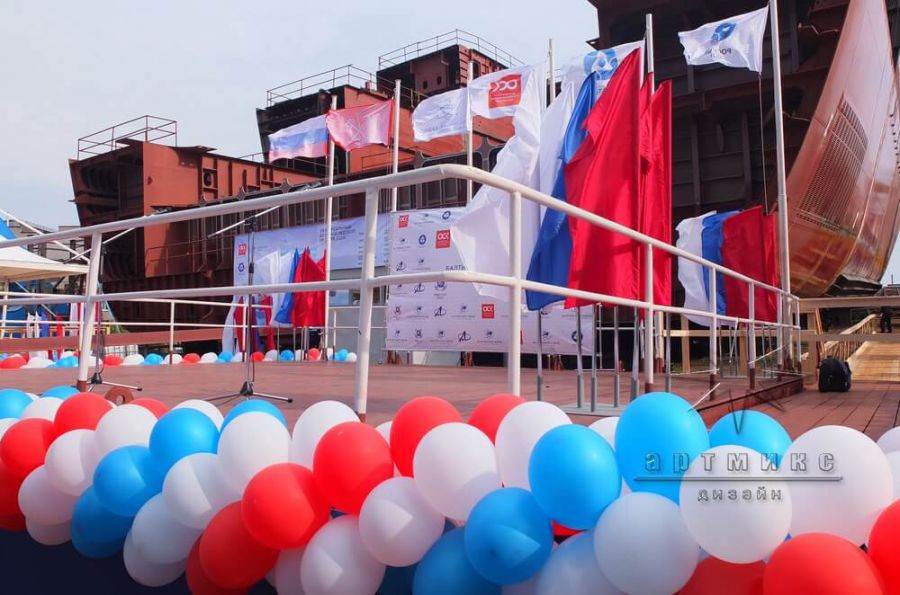 Сцена оформлена баннерами, флагами и шарами для торжественного мероприятия всероссийского значения