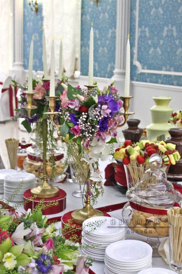 Декорирование Кэнди бара (сладкого стола) в бордовом цвете и живыми цветами