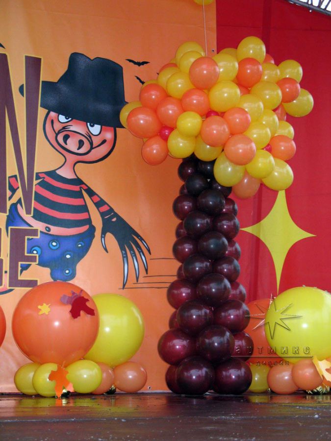 Сцена украшена воздушными шарами и баннерами в парке аттракционов "Диво Остров"
