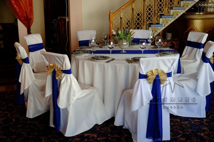 Синий цвет и букеты из цветов на столе гостей для украшения зала