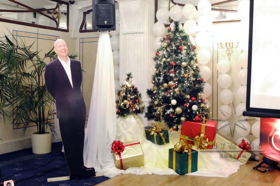 Оформление новогоднего торжества в холле отеля "Амбассадор"