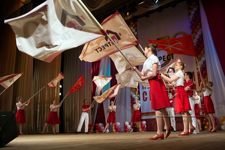Оформление сцены тканью, воздушными шарами, баннерами и флагами