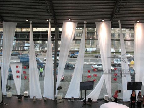 Торжественное оформление зала в автосалоне для презентации новой модели "Audi"