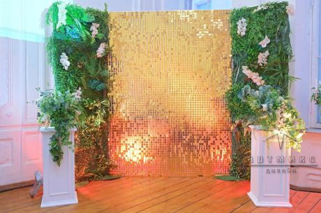 Фотозона "Золотые движущиеся пайетки и зелень" на мероприятии в Голицын Холле