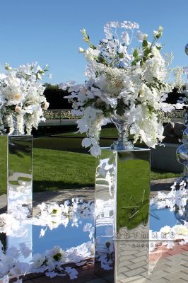 Зеркальные колонны со сферическими вазами и цветами