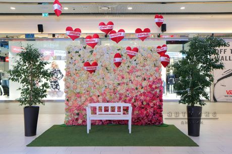 Фотозона Flower в торговом комплексе на день влюблённых