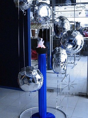 Цветы в воздушном шаре и электрические светильники с имитацией пламя