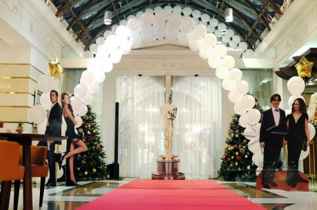 Оформление новогоднего торжества в холле отеля "Амбассадор"
